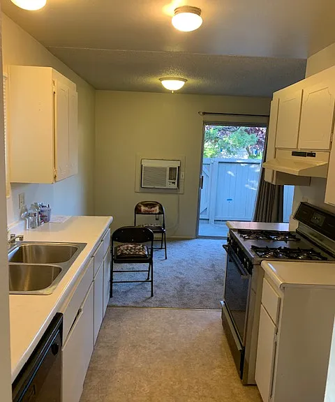5065 Charmian Dr — Photo 10