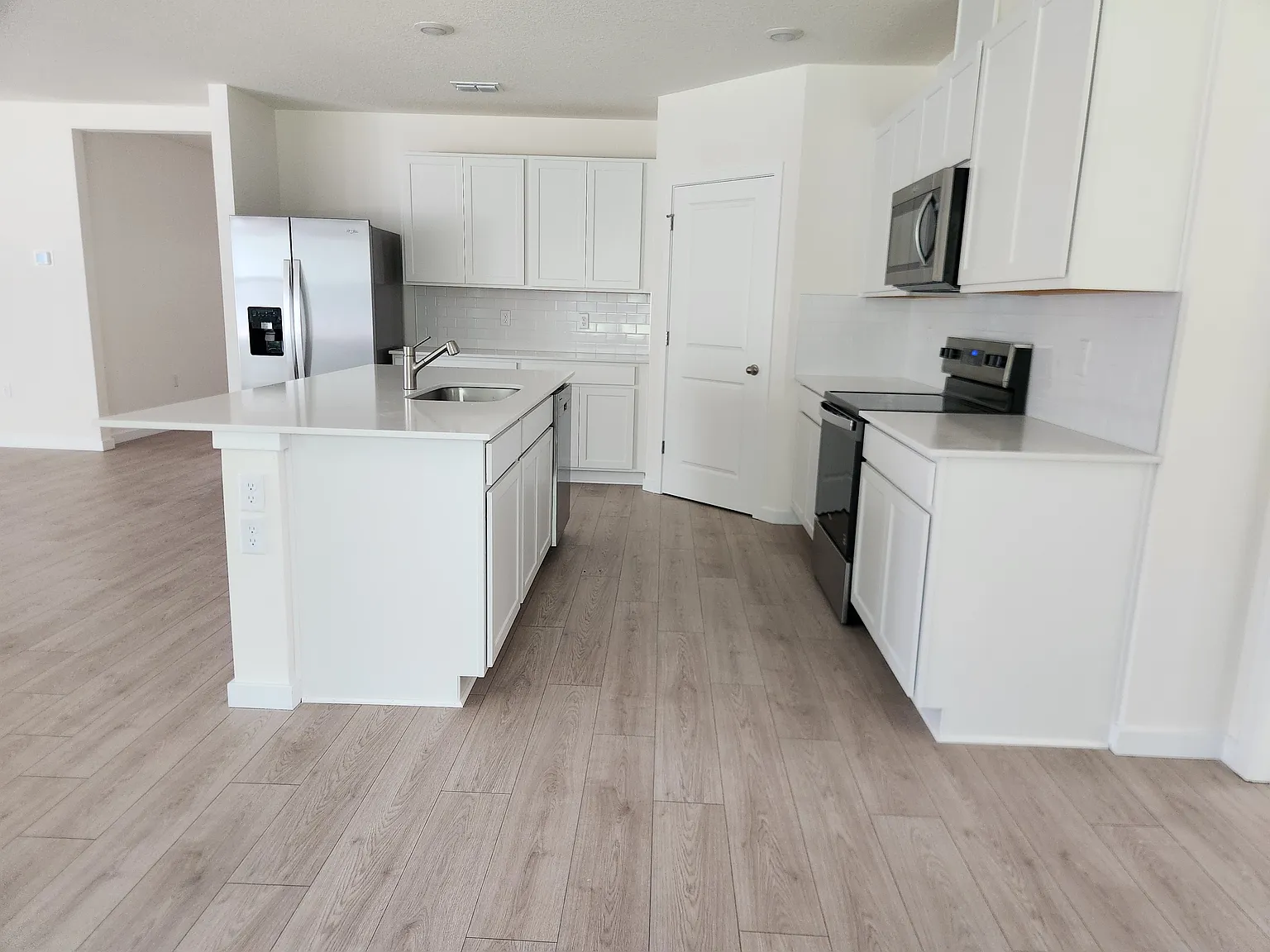 4 bed, 2336 sqft, $2,950 — Photo 3