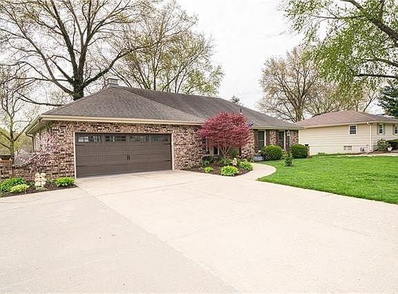3rd image of 4926 Briarwood Ln