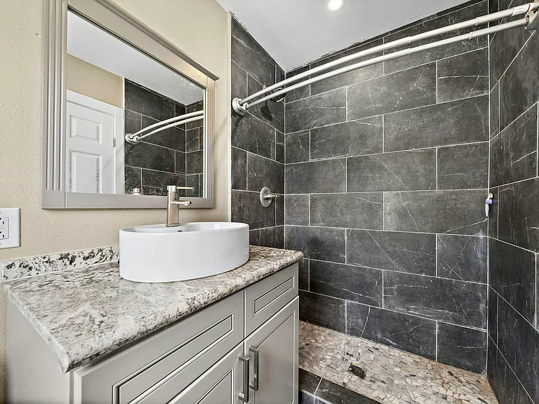 1811 21st St #7 — Photo 3