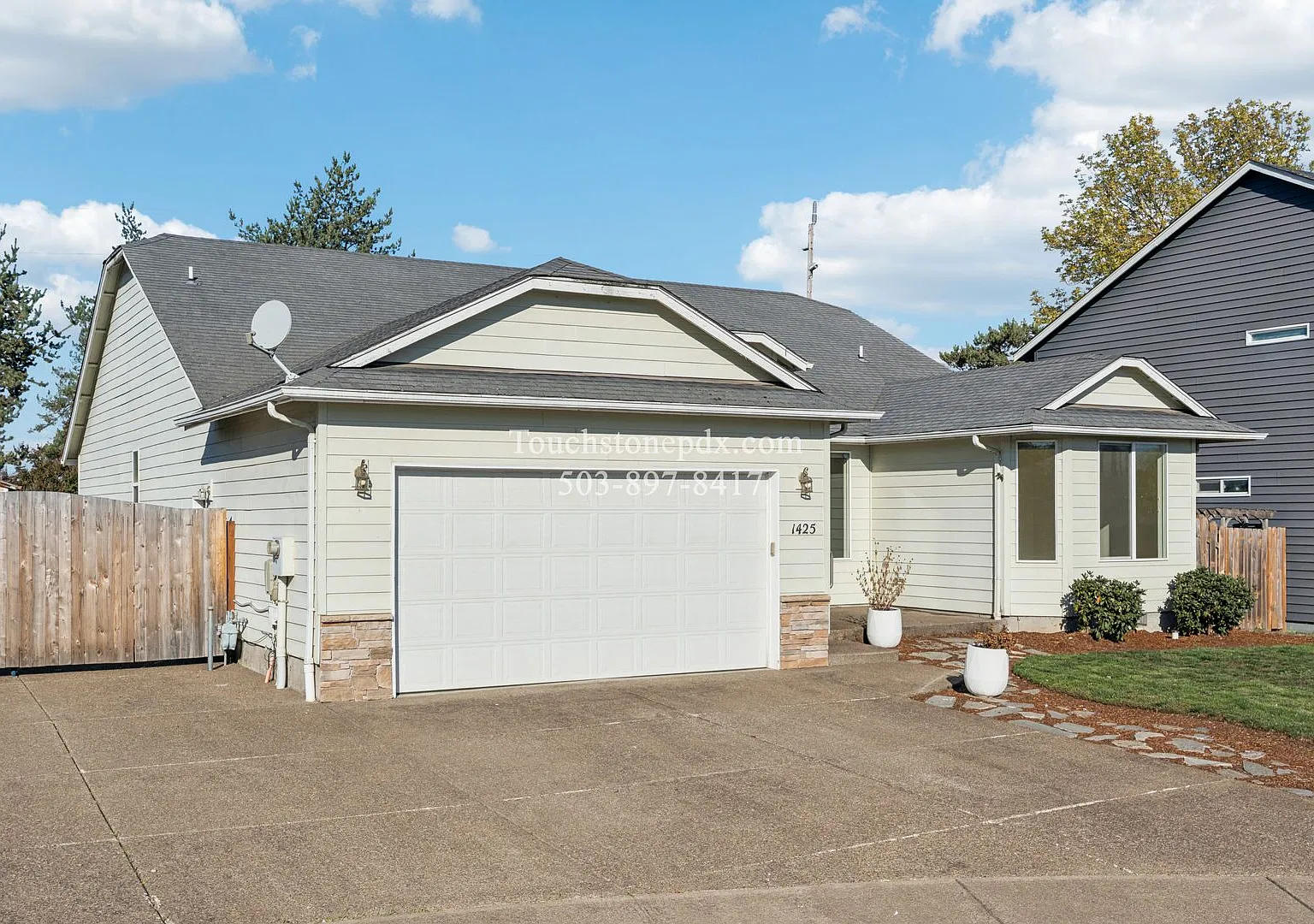 Beautiful Spacious Molalla 3 BR 2 BA Home! — Photo 2