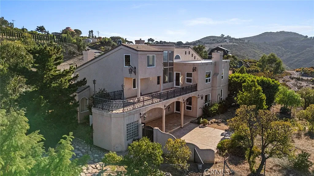 5 bed, 4.5 bath, 4655 sqft, $14,000 — Photo 2