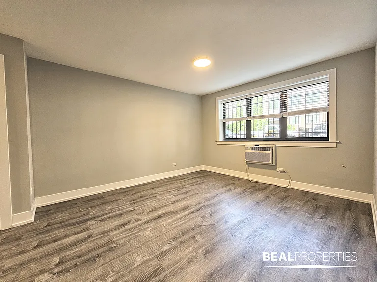 445 W Barry — Photo 29