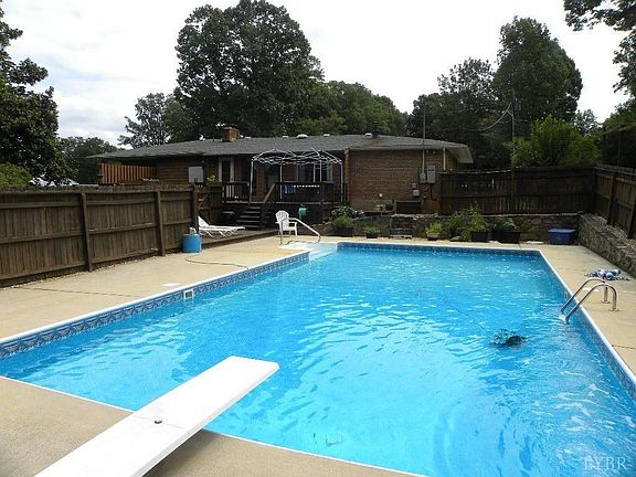 3rd image of 410 Woodland Cir