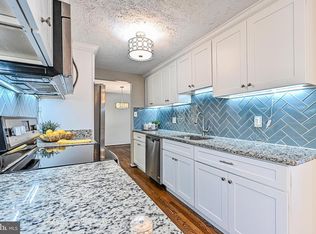 10430 Calumet Grove Dr, Fairfax, VA 22032