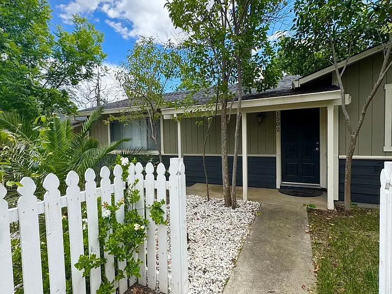 1502 Cottonwood Ave — Photo 2