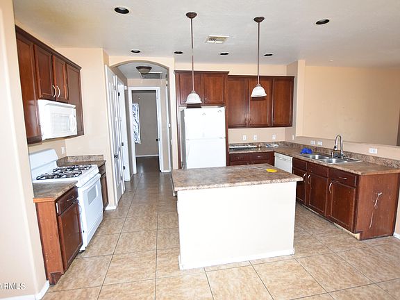 3rd image of 33162 N ROADRUNNER Lane