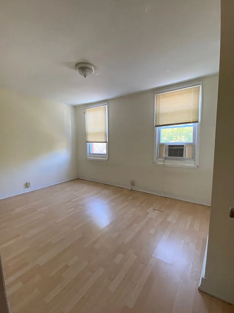 Cozy 2 Bedrooms 1 Bathroom — Photo 2