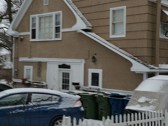 4th image of 423 W 5th St