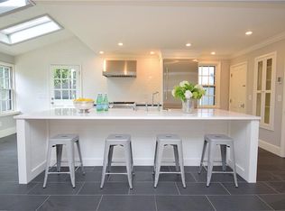 16 Mount Vernon St, Newport, RI 02840