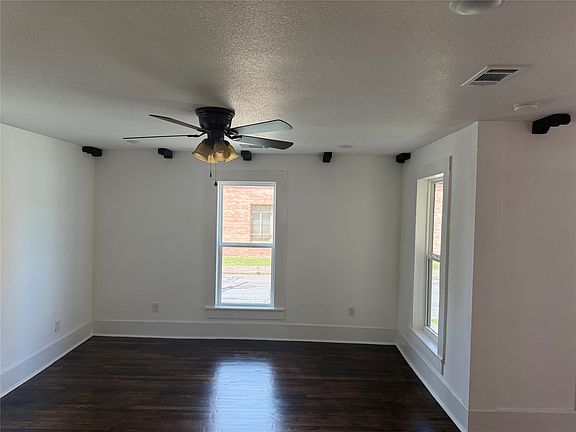 4th image of 309 W 8th St