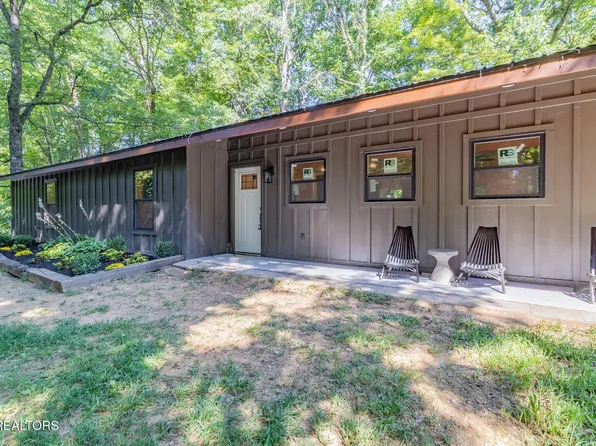 927 Carvers Ln, Sevierville, TN 37876