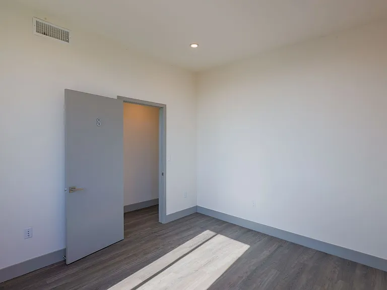 1208 W 25th St — Photo 18