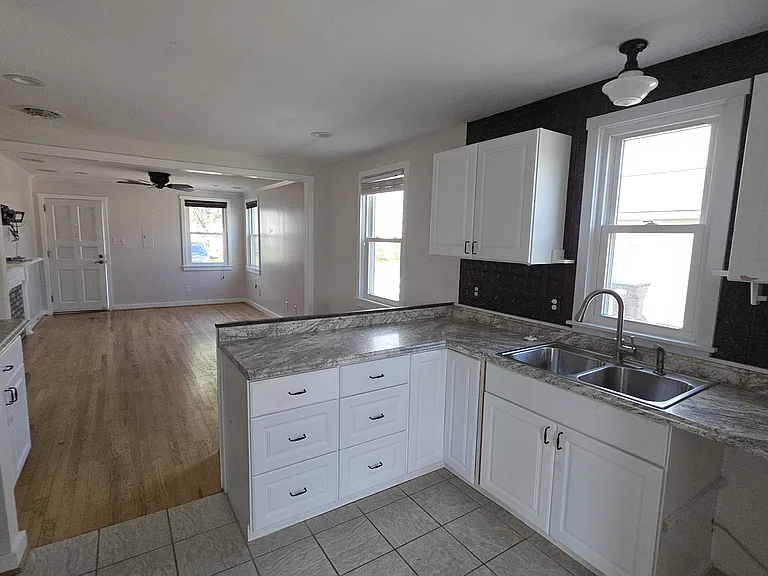 304 N River Rd — Photo 16