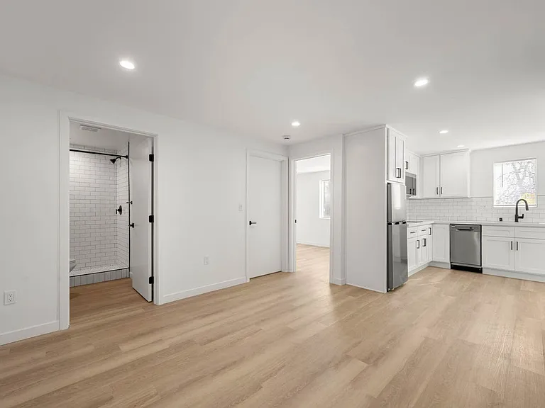 935 S Mariposa Ave — Photo 20