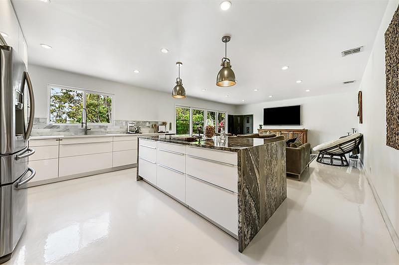 1st image of 807 Summit Blvd