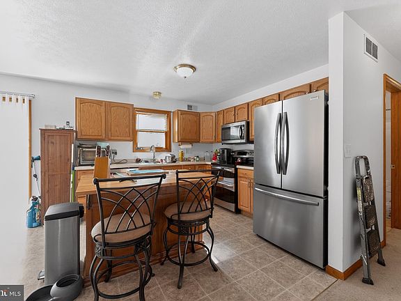5th image of 107 Winter St