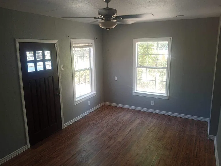 607 E Southcross Blvd — Photo 9