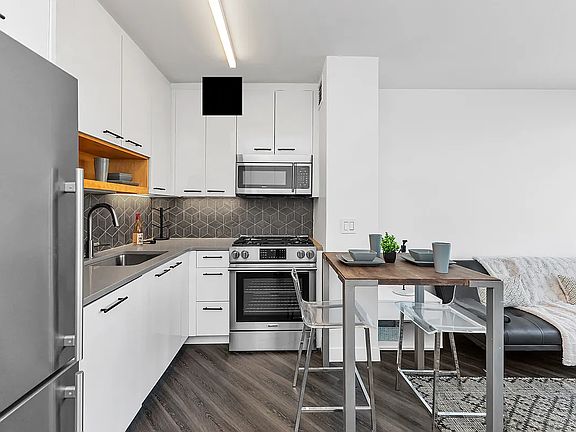 3rd image of 250 E Houston St #5A