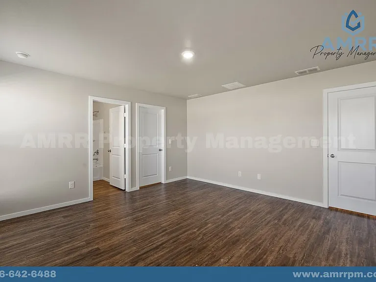 2037 Kenwood Ave — Photo 14