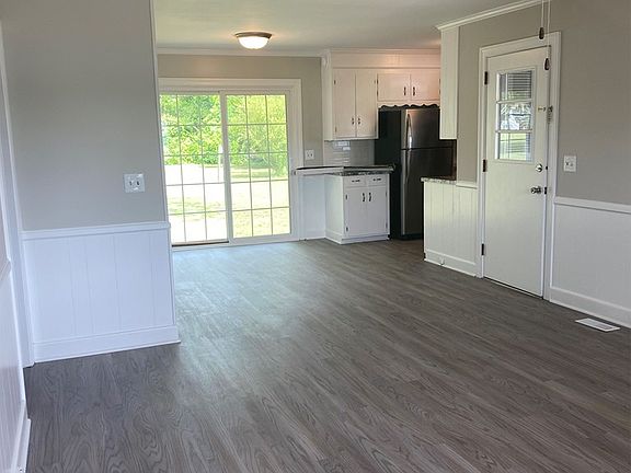 5th image of 303 S Center St