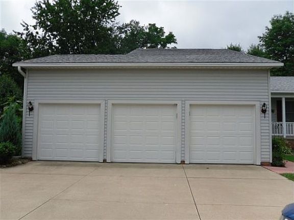 3rd image of 815 Meadowood Blvd