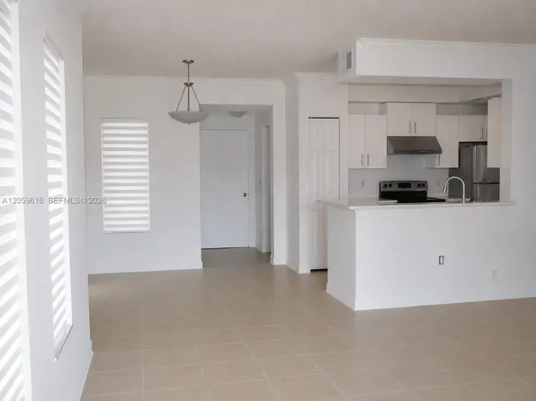 2452 Centergate Dr APT 104, Hollywood, FL 33025