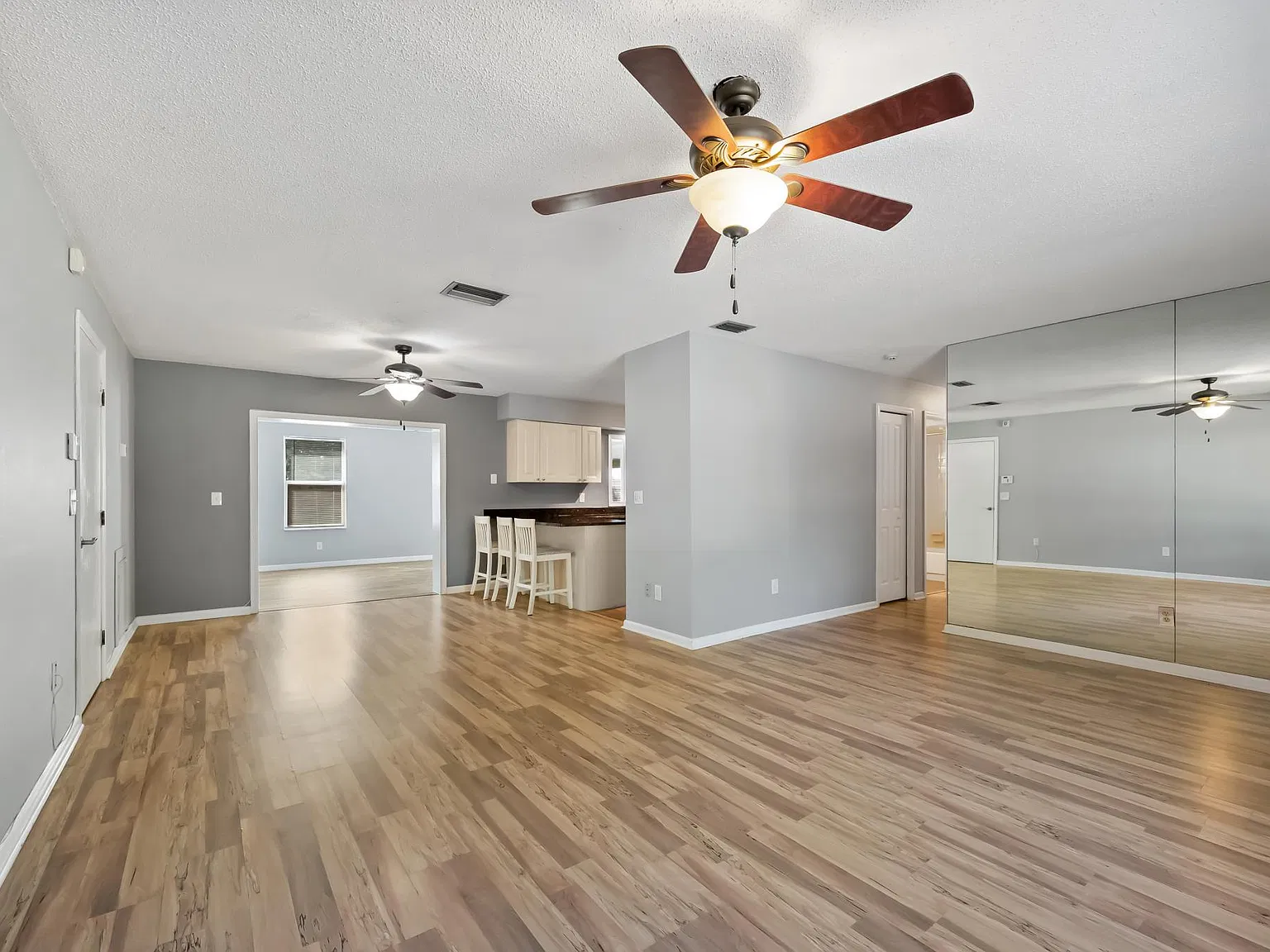 3 bed, 1408 sqft, $2,140 — Photo 3
