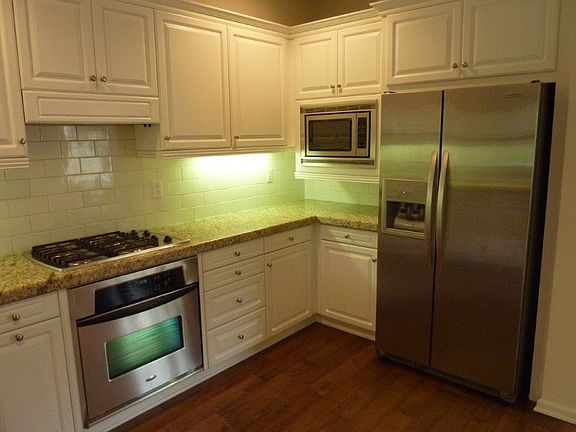 4th image of 1800 Oak St Unit 111