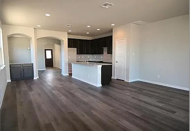 5 bed, 3015 sqft, $2,500 — Photo 2