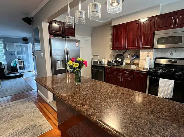 64-47 Austin Street image 5 of 12