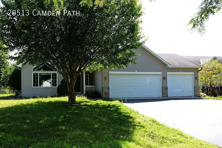 Beautiful 3 Bedroom + Den, 2 Bathroom, 3 Car Garage Single Family Home. Must See! — Photo 1