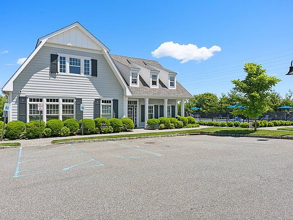 4th image of 28 Village Green Dr