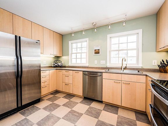 4th image of 708 Comings Ave