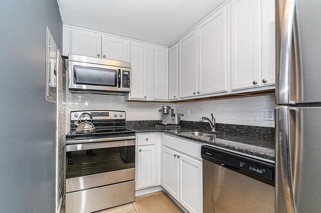 1 bed, 590 sqft, $1,900 — Photo 2