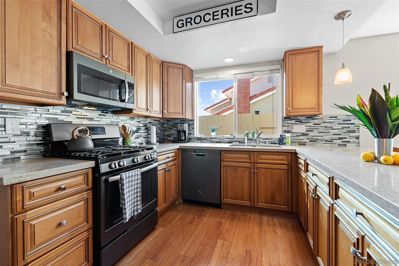 3 bed, 2094 sqft, $4,950 — Photo 4