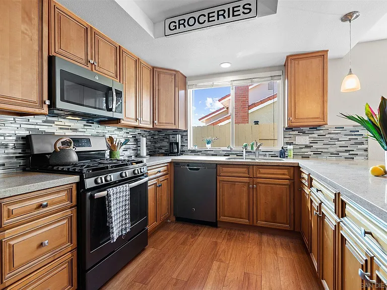 2895 Cottingham St — Photo 4
