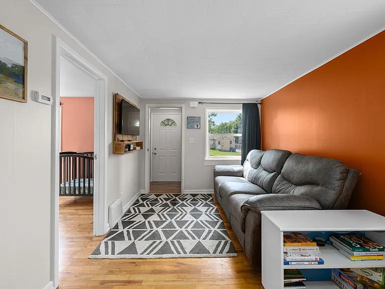 324 S Omaha Ave — Photo 4