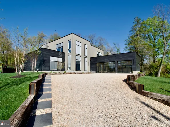 7404 Sportsman Dr, Falls Church, VA 22043