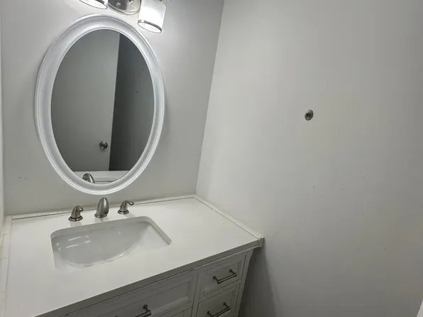 16 Parkside Ct APT 14, Vernon Hills, IL 60061