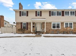 21301 E Glen Haven Cir, Northville, MI 48167