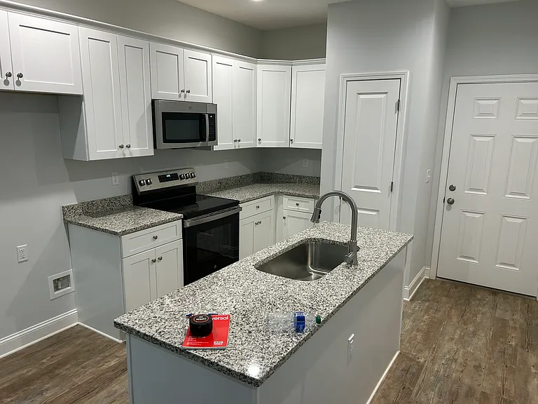 107 Lenox Cir — Photo 3
