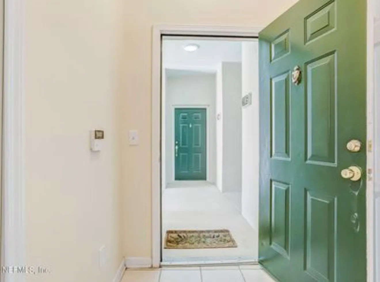 3 bed, 1369 sqft, $2,000 — Photo 2