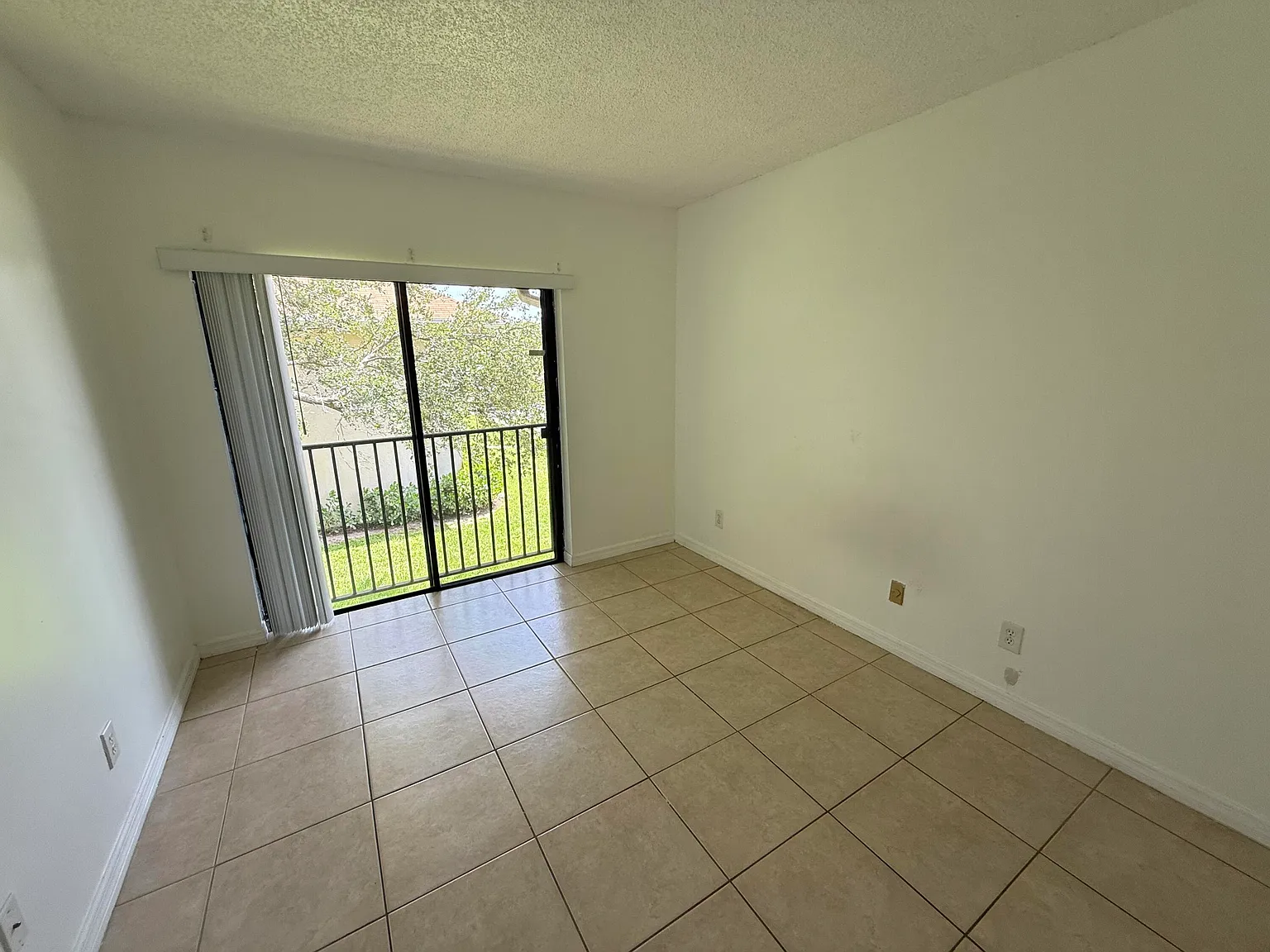 2 bed, 2.0 bath, 884 sqft, $2,200 — Photo 2