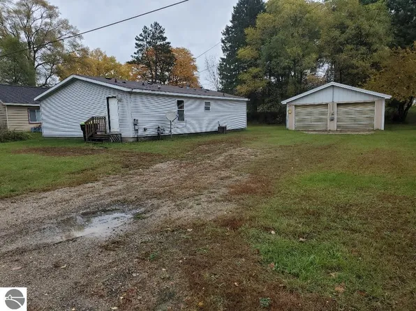 257 S Corning St, Farwell, MI 48622