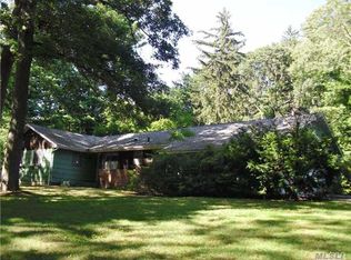 909 Pear Rd, Dix Hills, NY 11746