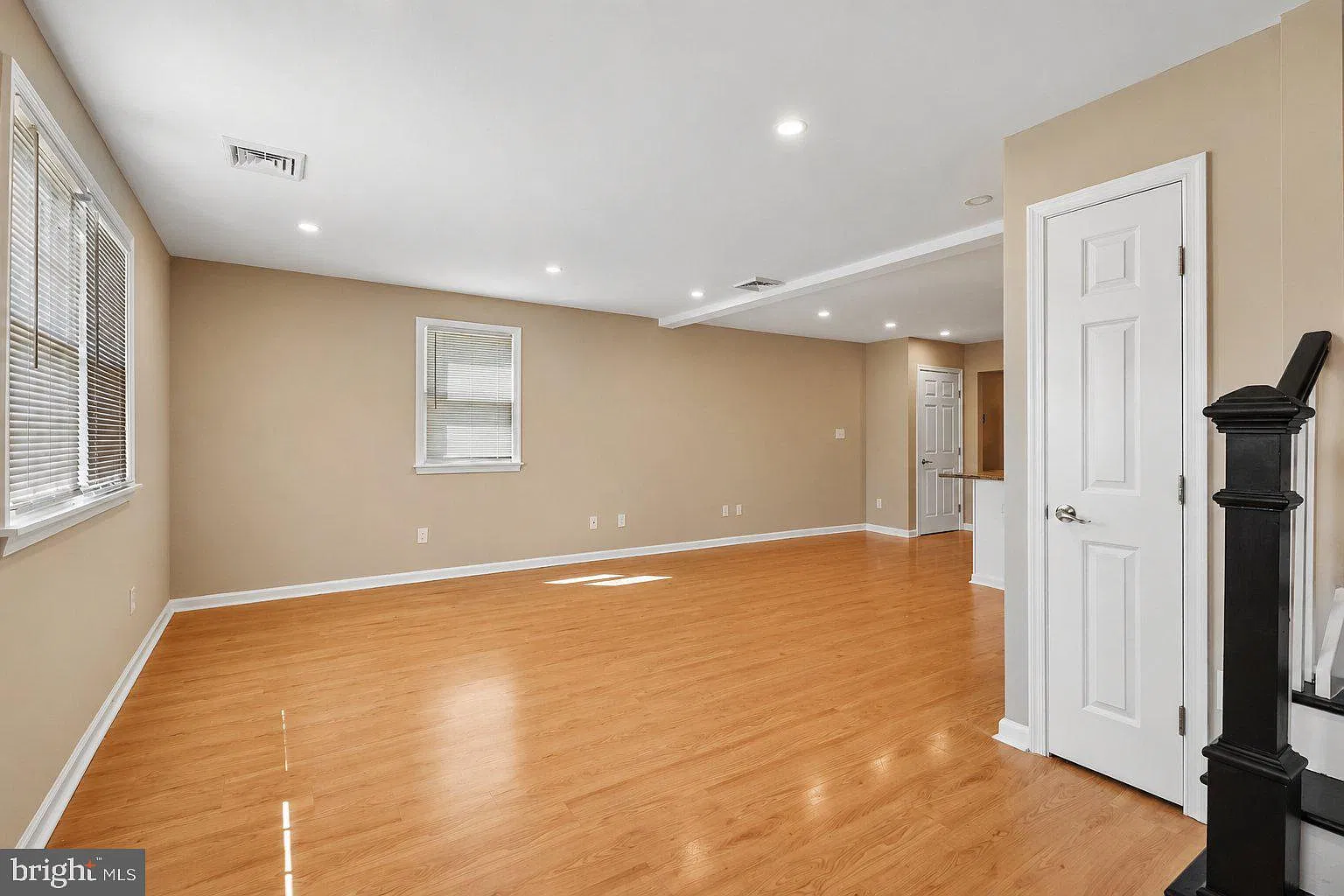 3 bed, 1.0 bath, 950 sqft, $2,300 — Photo 2