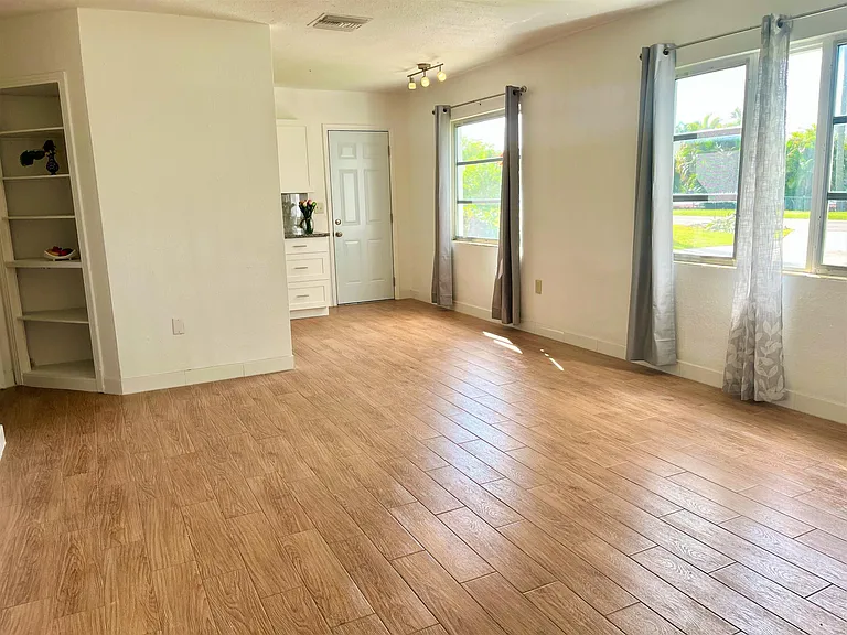 2567 Columbus St — Photo 4