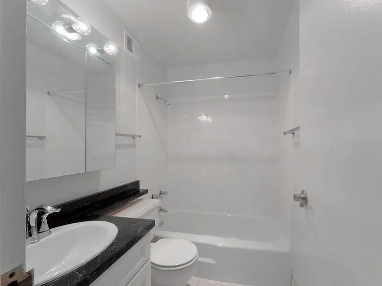65 East Scott — Photo 5