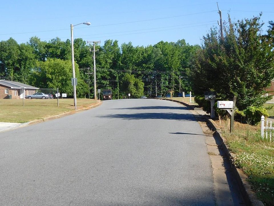 2nd image of Chaucer Dr